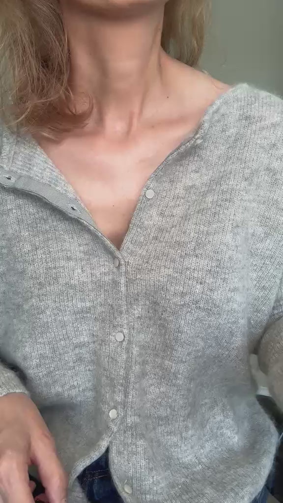 Video of the collar worn, showing the weight and the rough stone faces